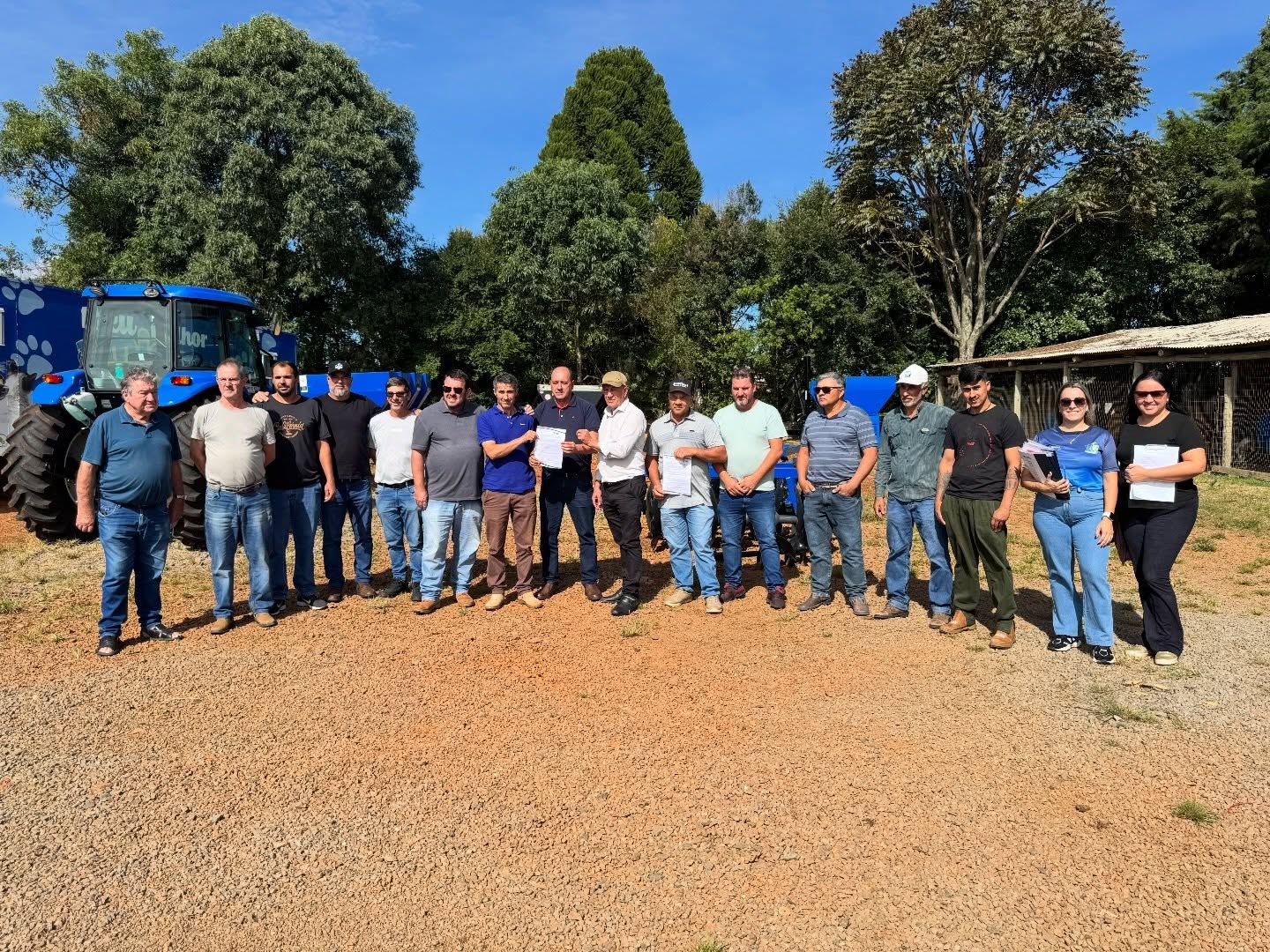 Associações de agricultores recebem implementos através de emendas impositivas