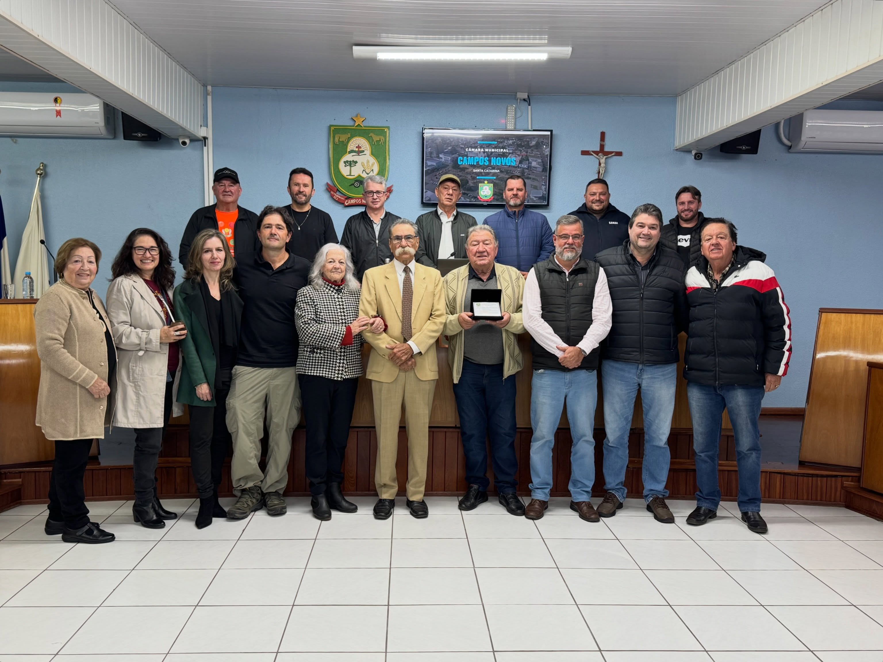 Dirceu Carneiro recebe placa com o Título de Cidadão Honorário Camponovense