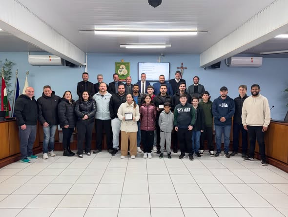 Legislativo homenageia atletas que elevam o nome de Campos Novos no tênis de mesa